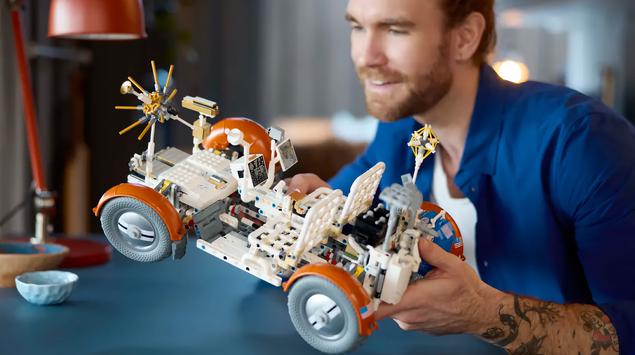 LEGO unveiled the NASA Apollo Lunar ...